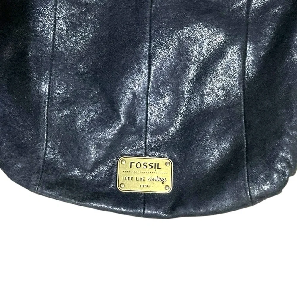 🖤 Fossil Black Leather Shoulder Bag – Vintage Style with Brass Hardware‎
